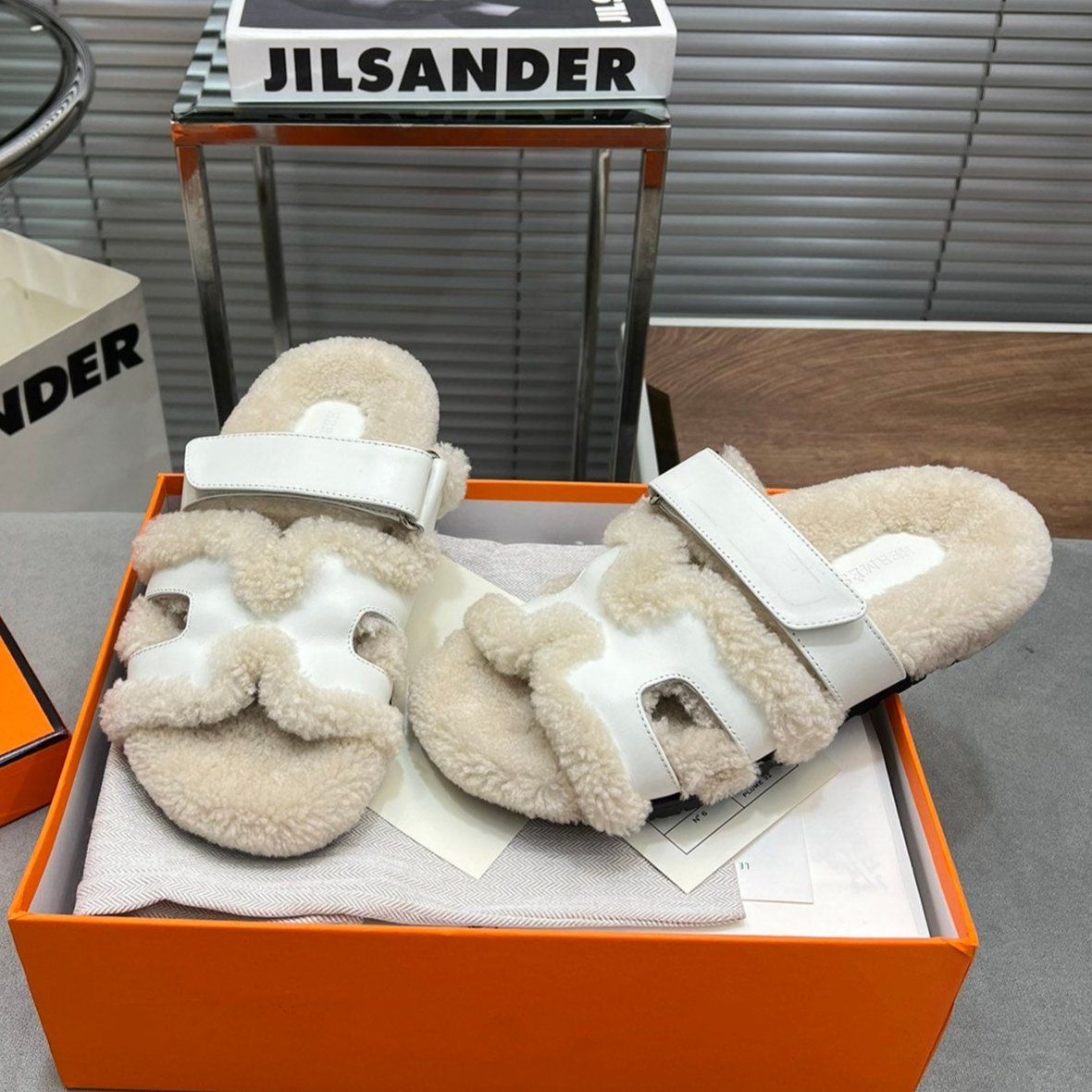 CHYPRE SLIPPERS IN BEIGE LAMB WOOL AND WHITE CALFSKIN