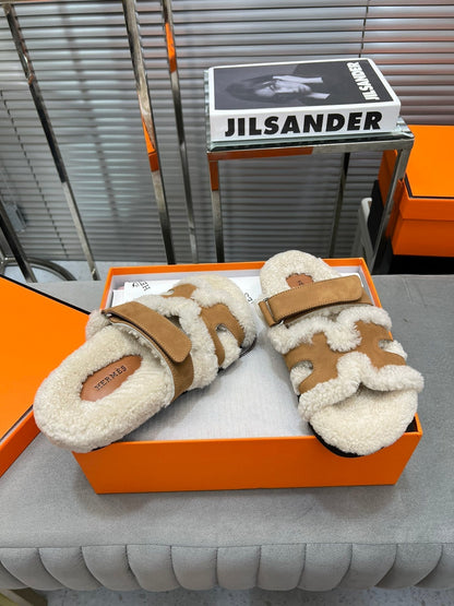 CHYPRE SLIPPERS IN BEIGE LAMB WOOL AND PERU BROWN SUEDE