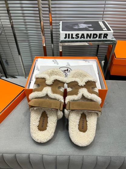 CHYPRE SLIPPERS IN BEIGE LAMB WOOL AND LIGHT FRENCH BEIGE SUEDE