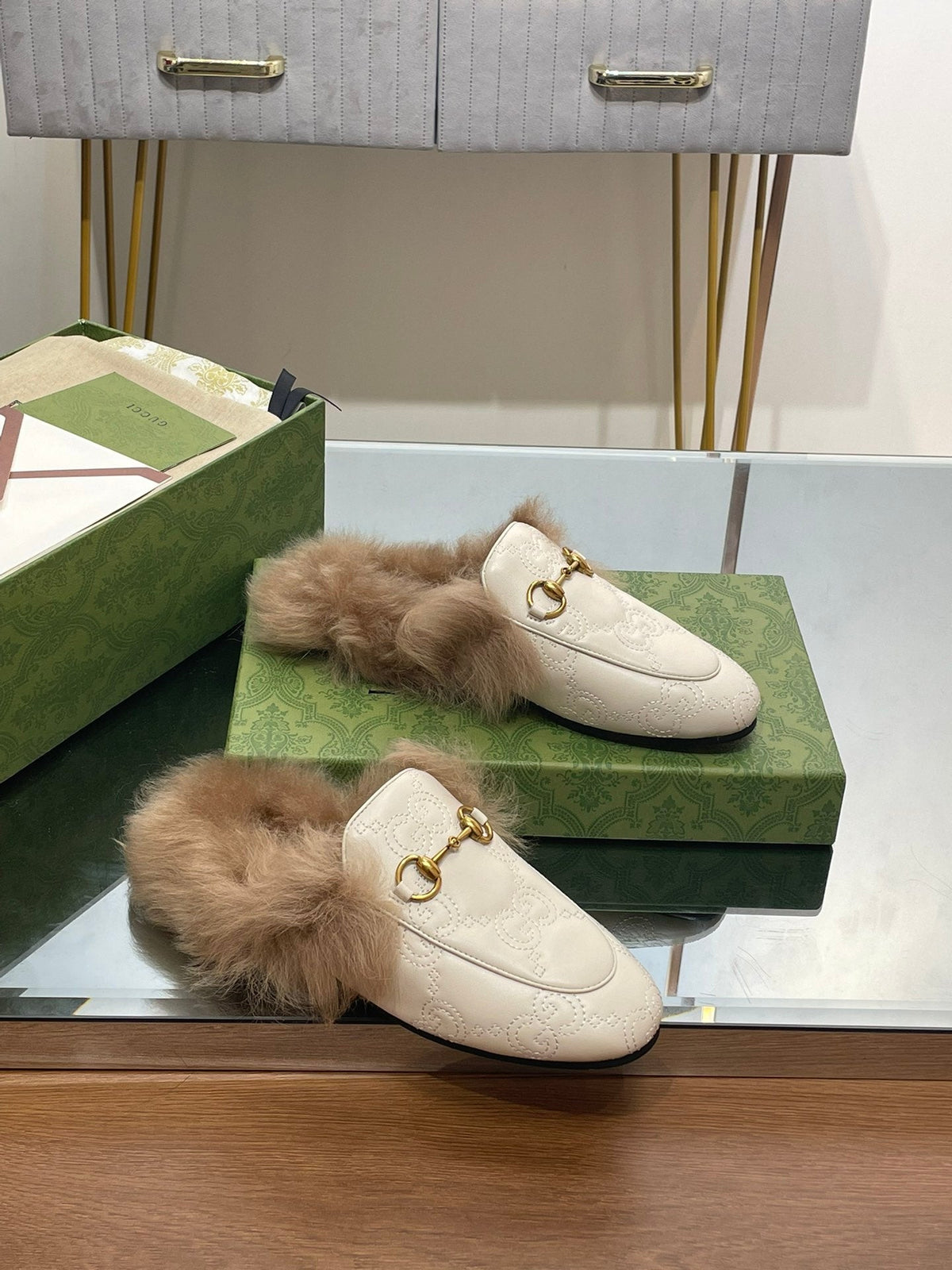 HORSEBIT MULE IN WHITE EMBOSSED CALFSKIN AND LAMB WOOL LINING