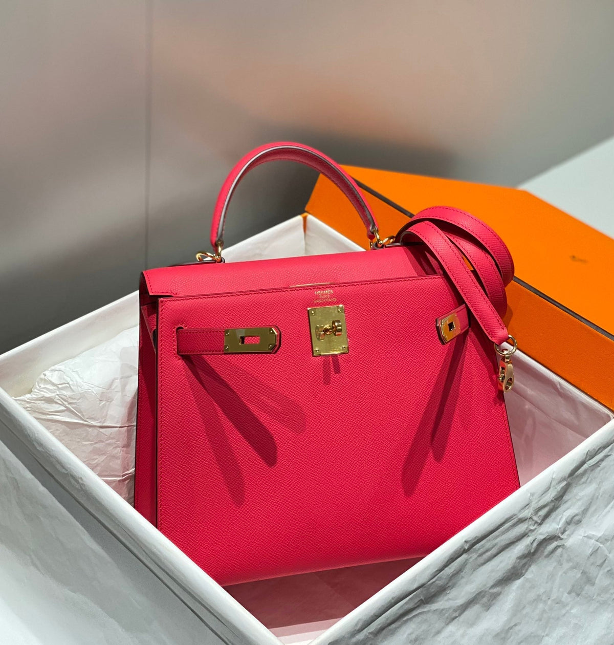 KELLY 28CM IN ROSE TYRIEN SWIFT CALFSKIN GOLD HARDWARE