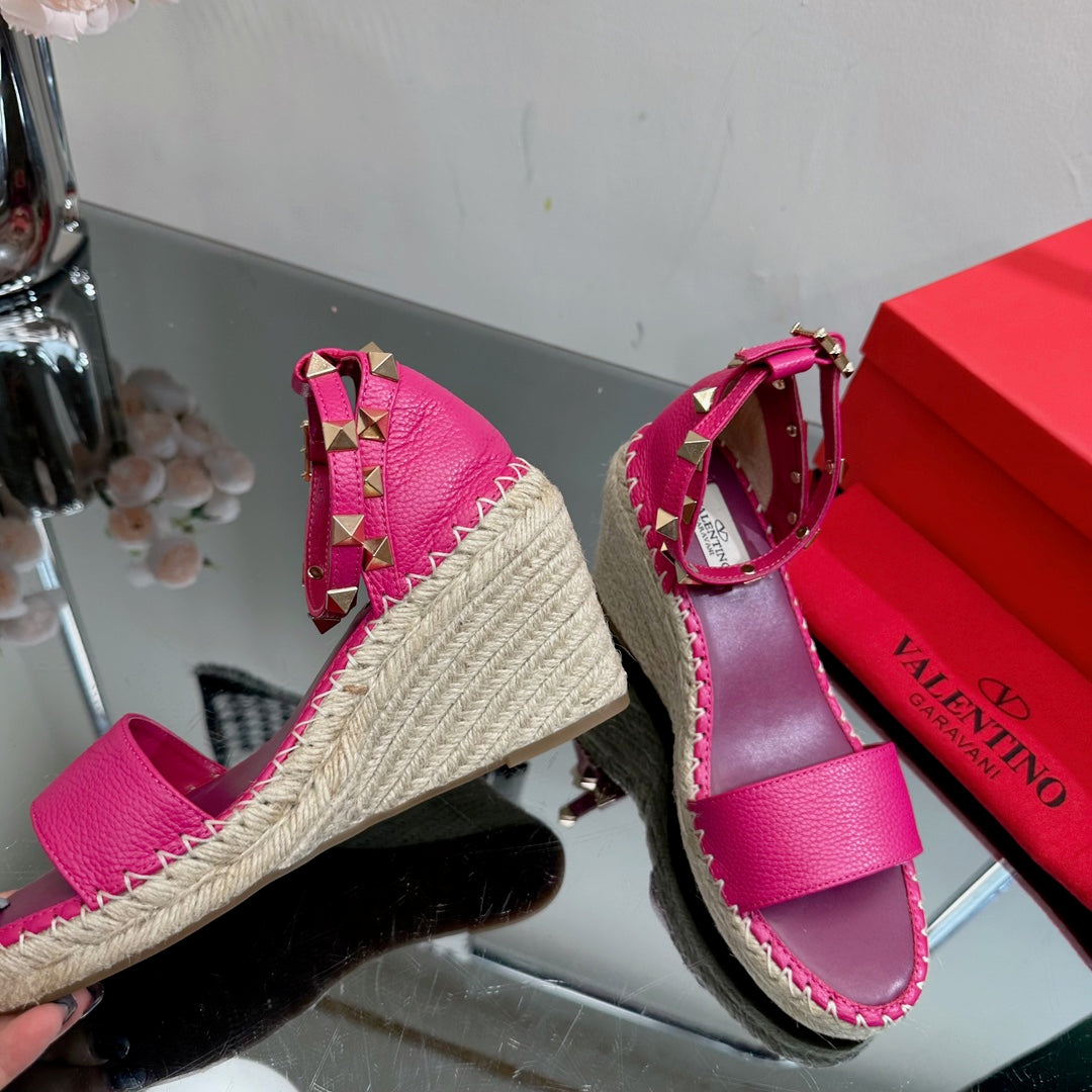 ROCKSTUD WEDGE 85 MM IN DEEP PINK CALFSKIN