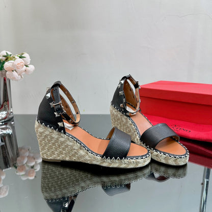 ROCKSTUD WEDGE 85 MM IN BLACK CALFSKIN