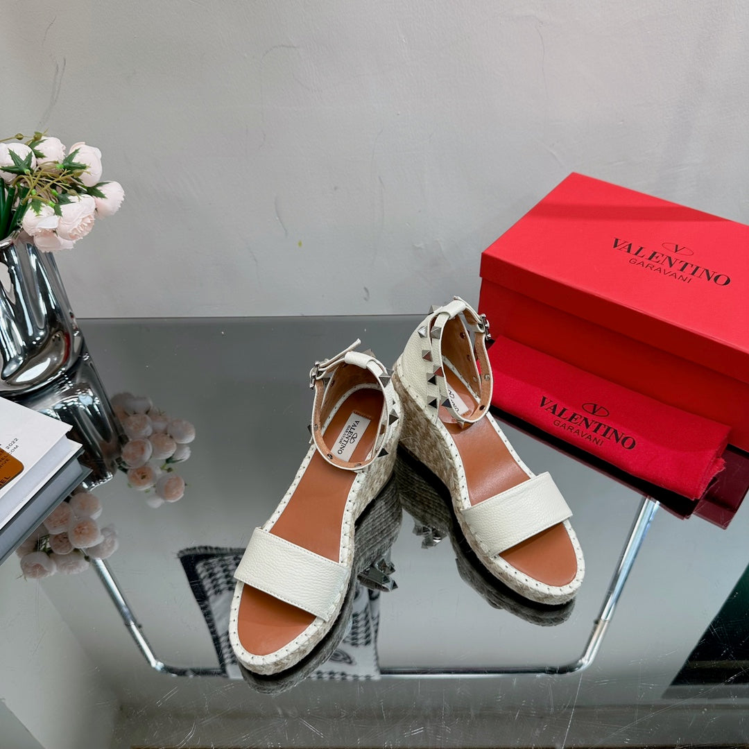 ROCKSTUD WEDGE 85 MM IN WHITE CALFSKIN