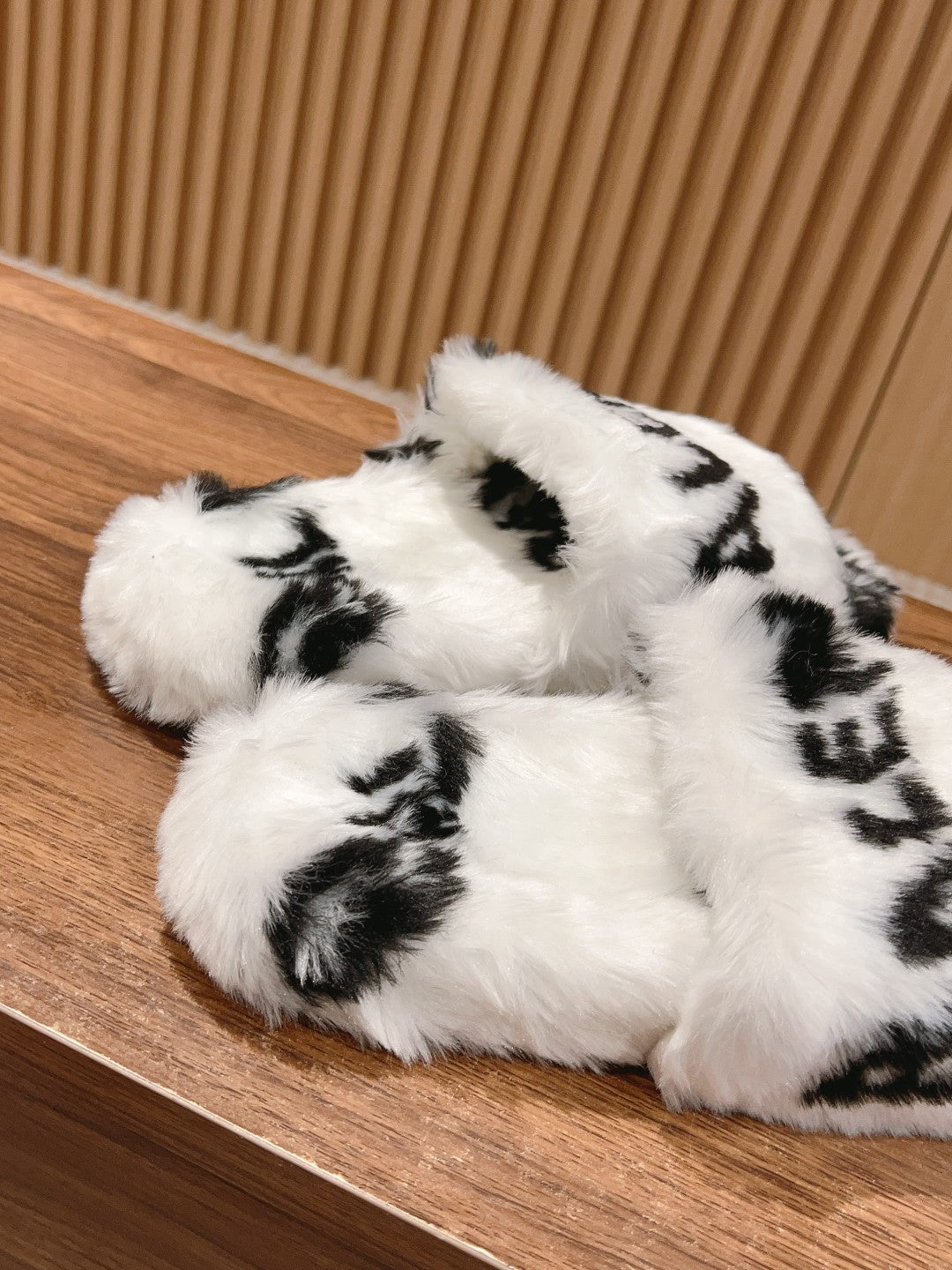 LAMB WOOL SLIPPER WHITE MIX BLACK