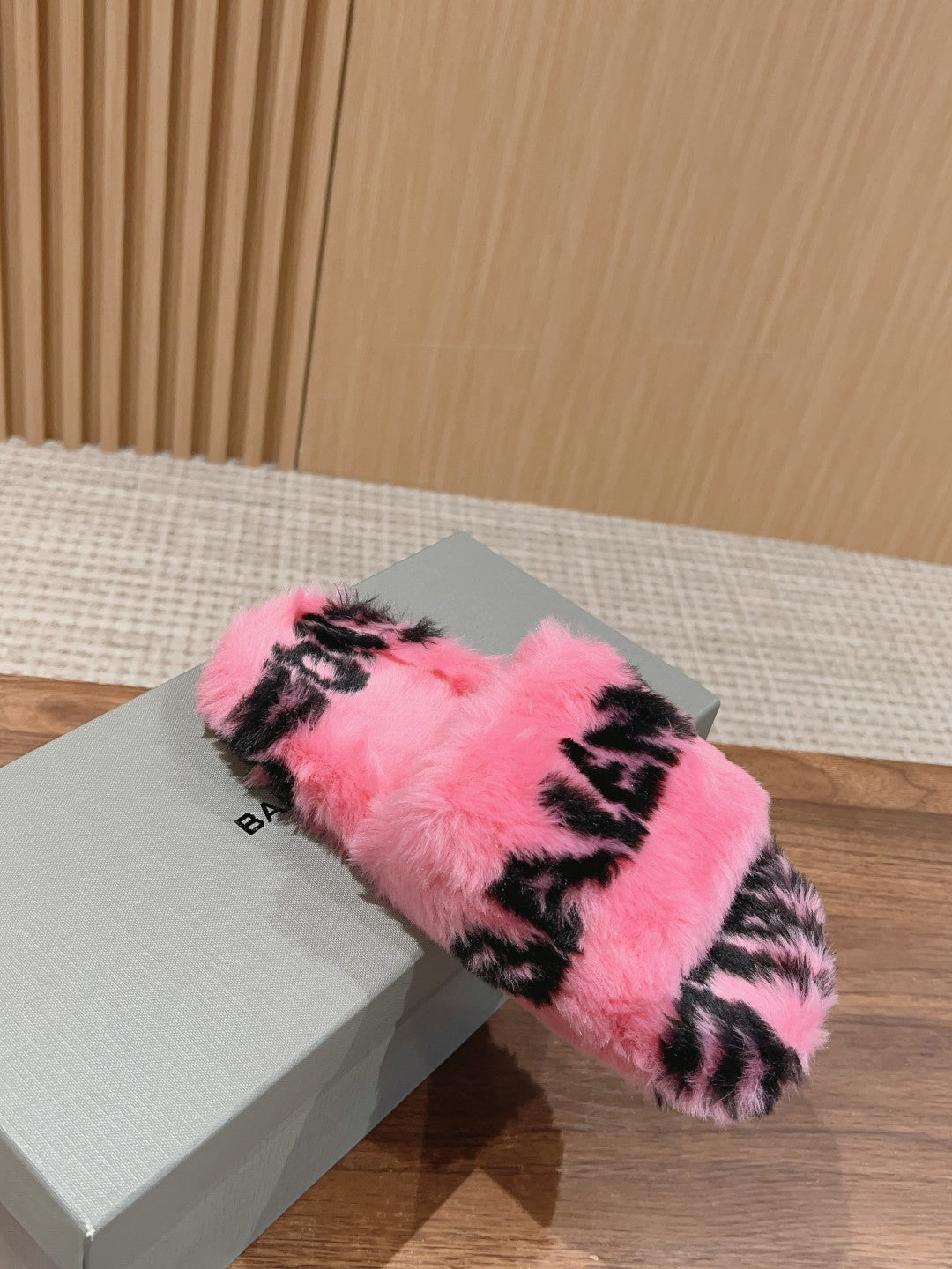 LAMB WOOL SLIPPER PINK AND BLACK