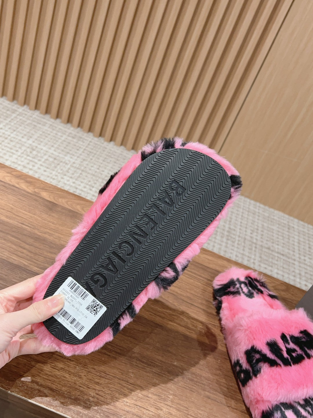 LAMB WOOL SLIPPER PINK AND BLACK