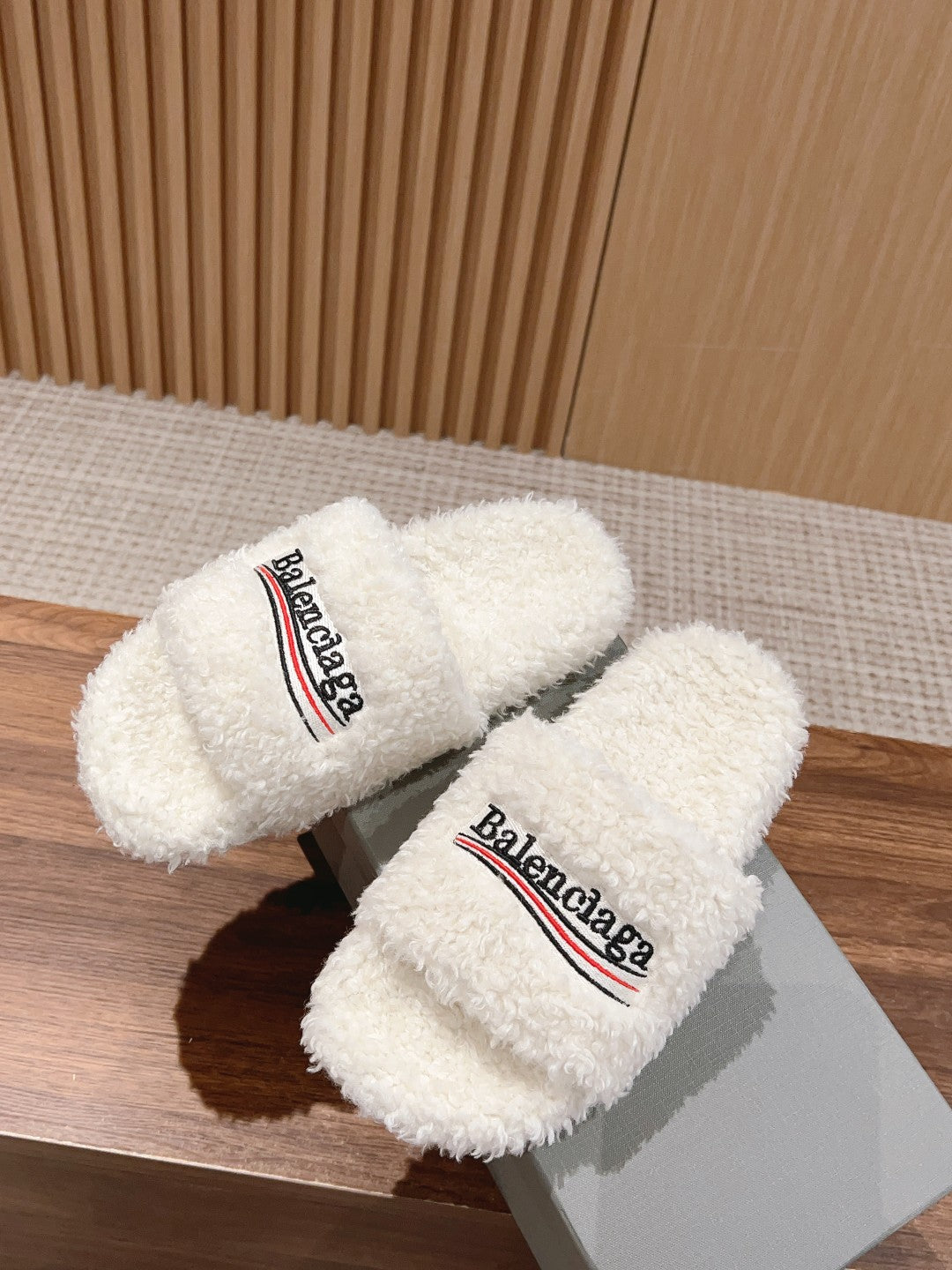 FURRY SLIDES IN WHITE CURLY SHEARLING