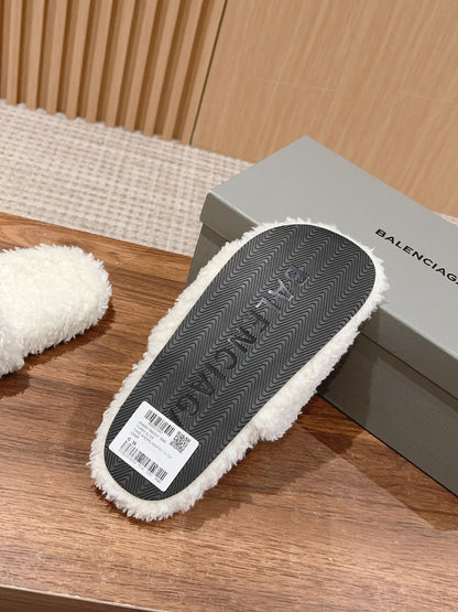FURRY SLIDES IN WHITE CURLY SHEARLING