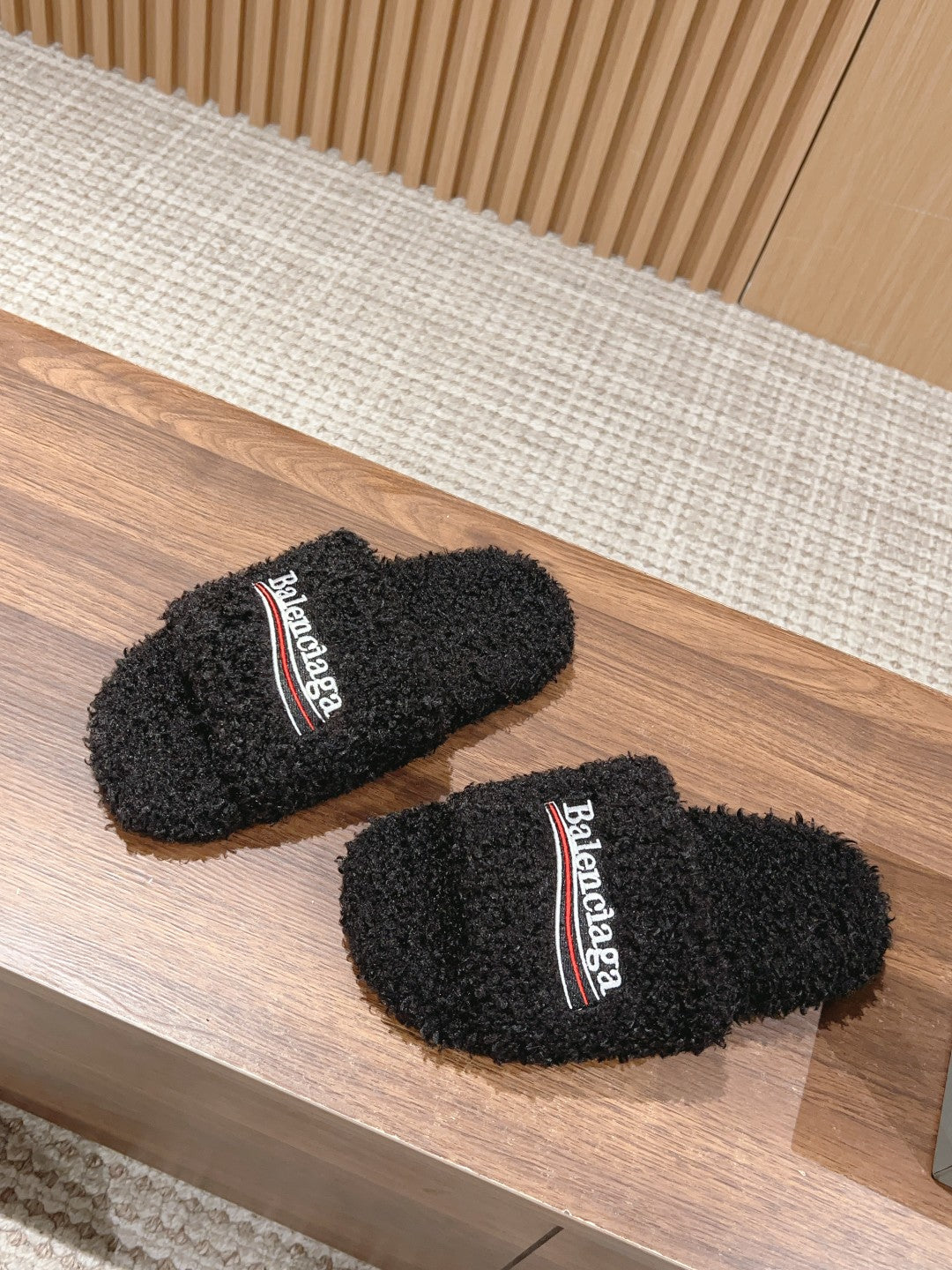 FURRY SLIDES IN BLACK CURLY SHEARLING