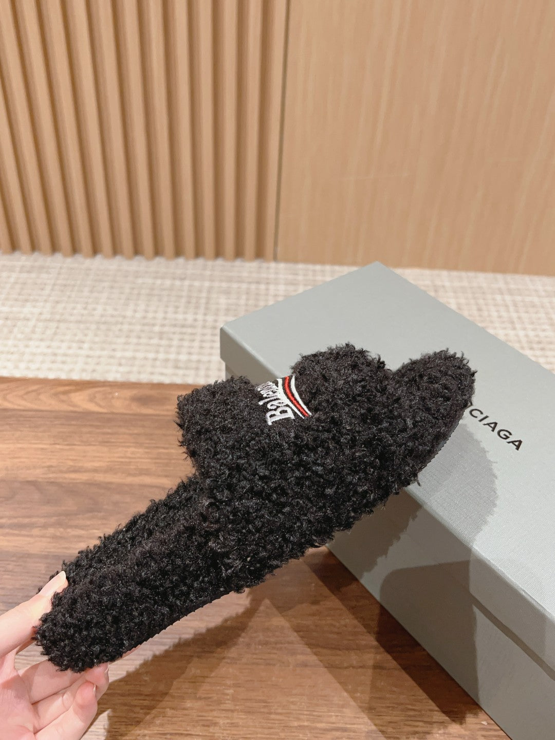 FURRY SLIDES IN BLACK CURLY SHEARLING
