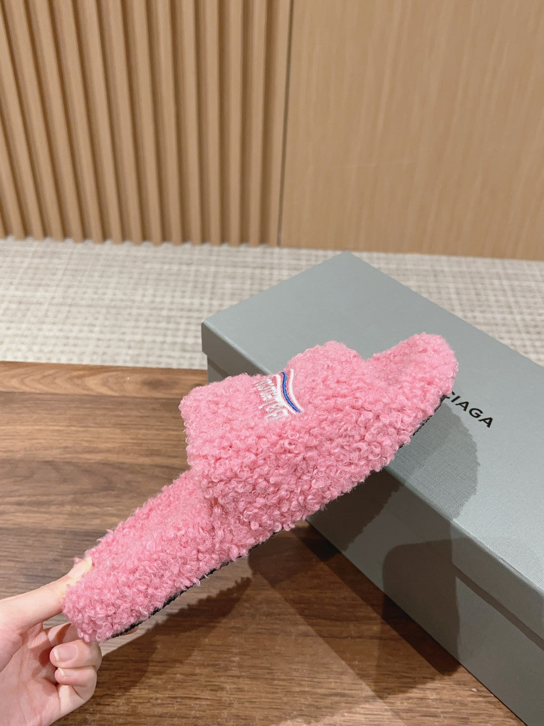 FURRY SLIDES IN PINK CURLY SHEARLING