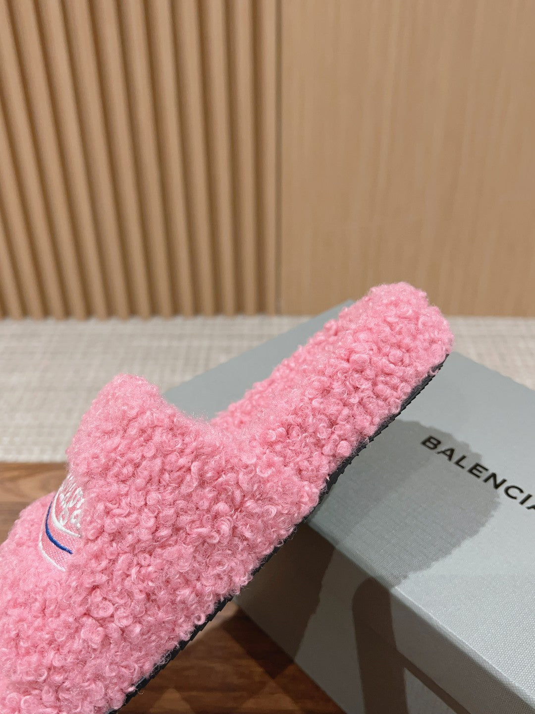 FURRY SLIDES IN PINK CURLY SHEARLING