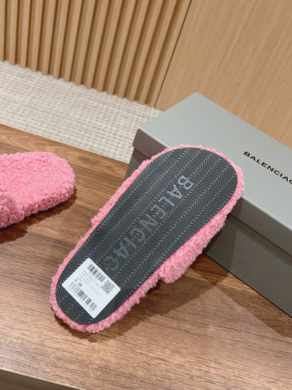 FURRY SLIDES IN PINK CURLY SHEARLING