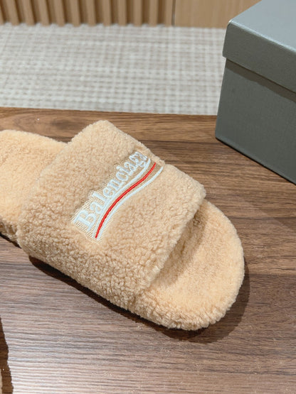 FURRY SLIDES IN BEIGE CURLY SHEARLING
