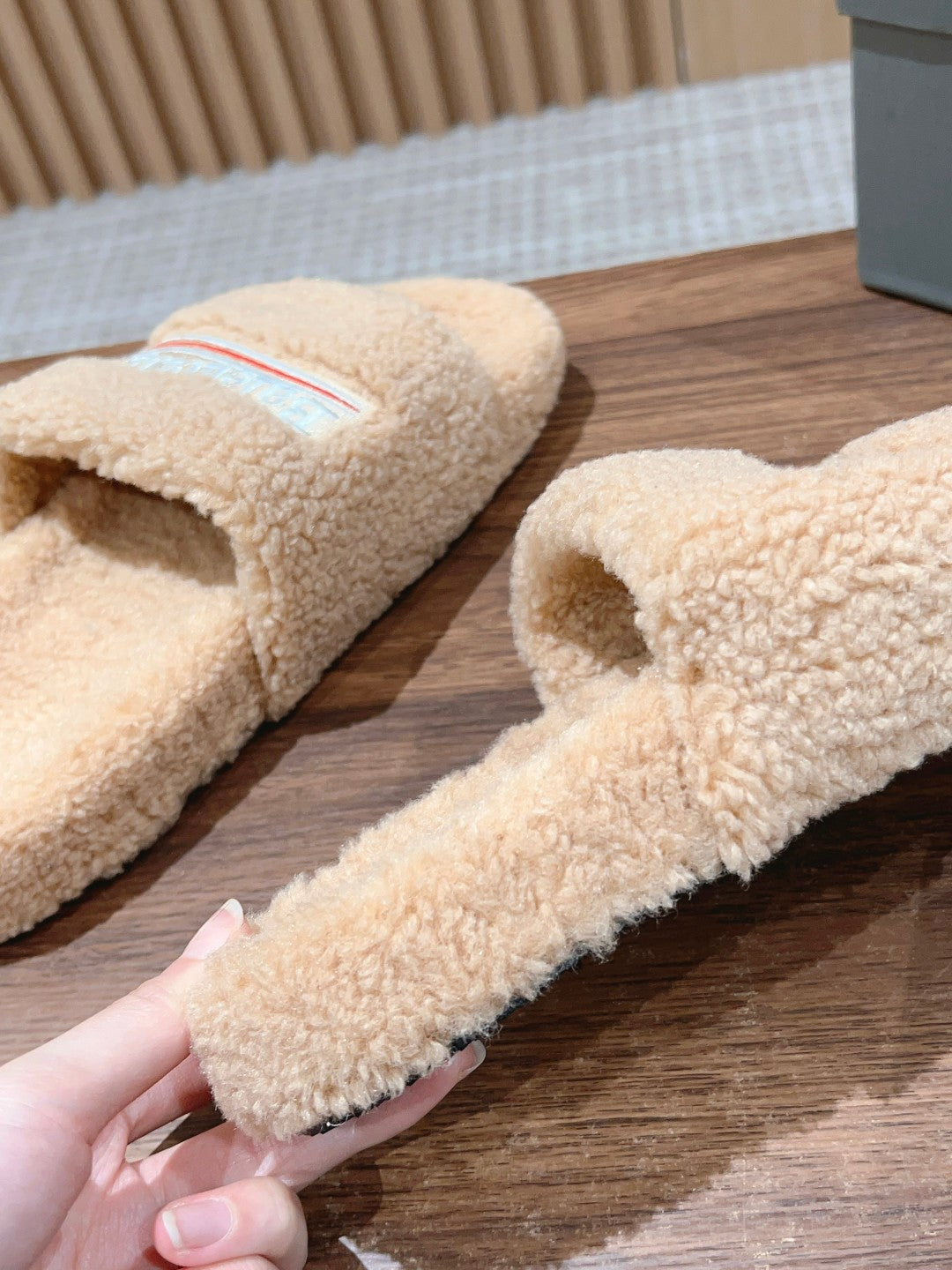 FURRY SLIDES IN BEIGE CURLY SHEARLING