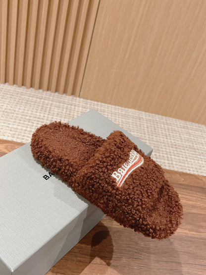 FURRY SLIDES IN BROWN CURLY SHEARLING