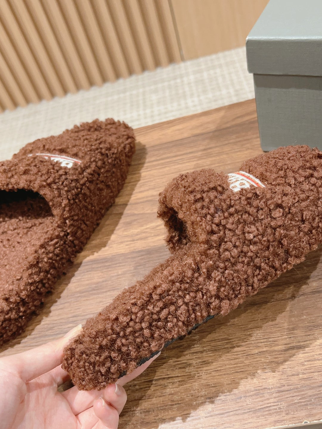 FURRY SLIDES IN BROWN CURLY SHEARLING
