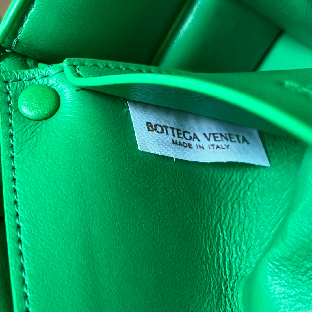MINI CASSETTE 18 IN LIGHT GREEN LAMBSKIN
