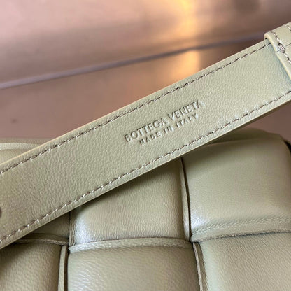 MINI CASSETTE 18 IN WHITE CREAM LAMBSKIN