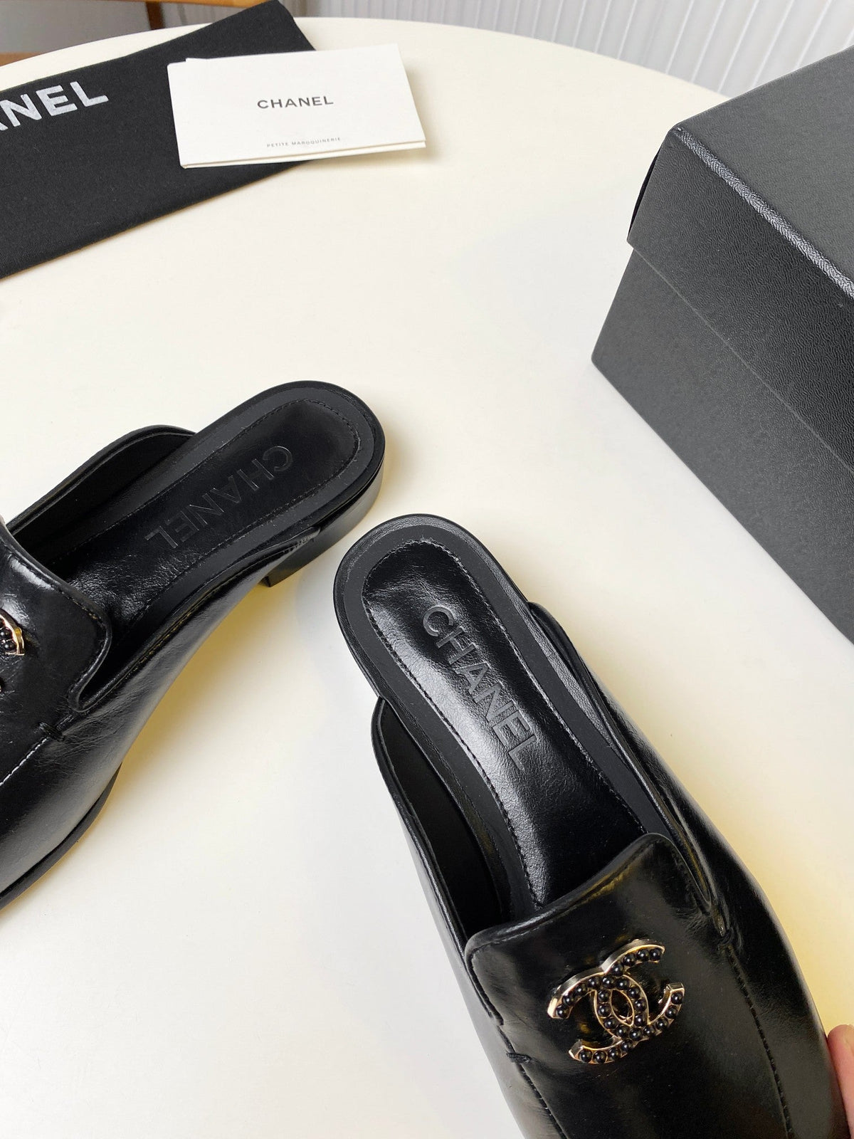 FLAT MULE IN BLACK LAMBSKIN 983818