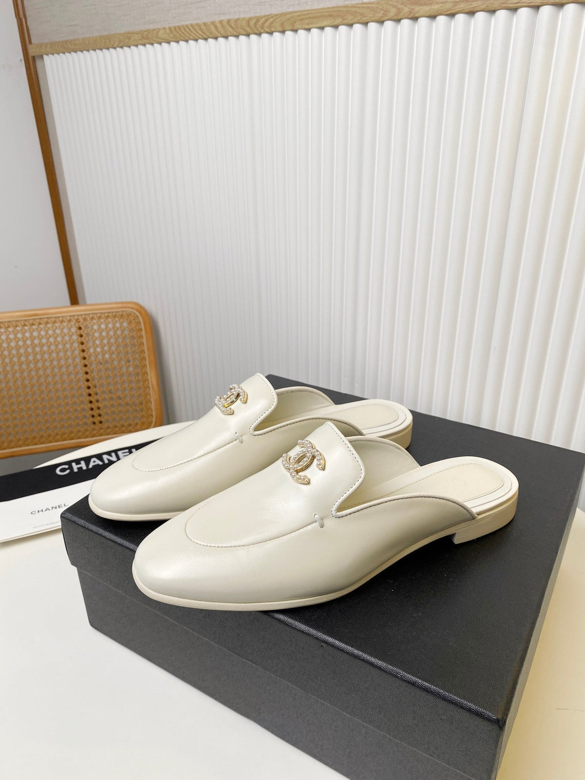 FLAT MULE IN WHITE LAMBSKIN 983819