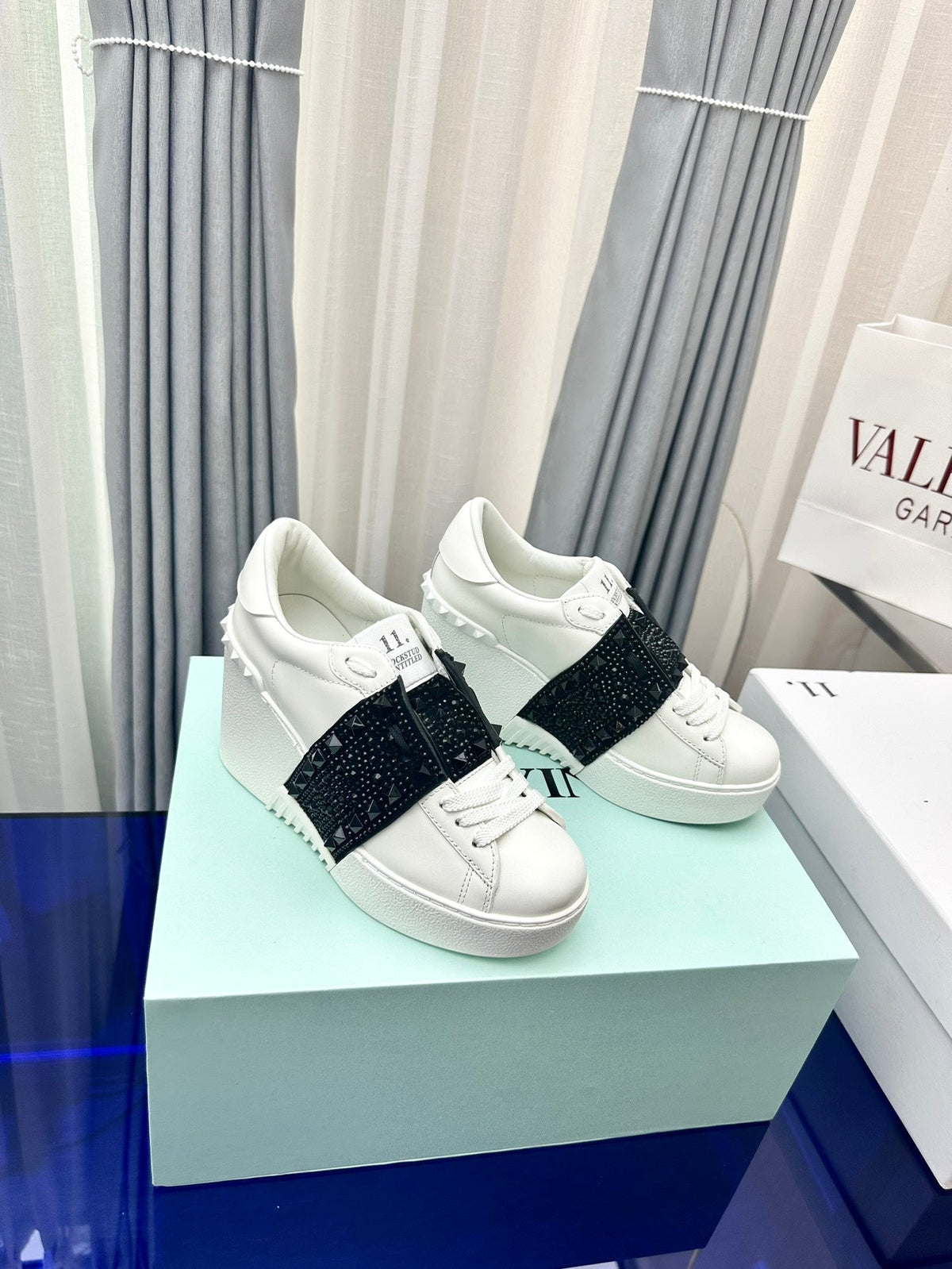 FLATFORM ROCKSTUD UNTITLED SNEAKER IN WHITE MIX BLACK CALFSKIN WITH RHINSTONES