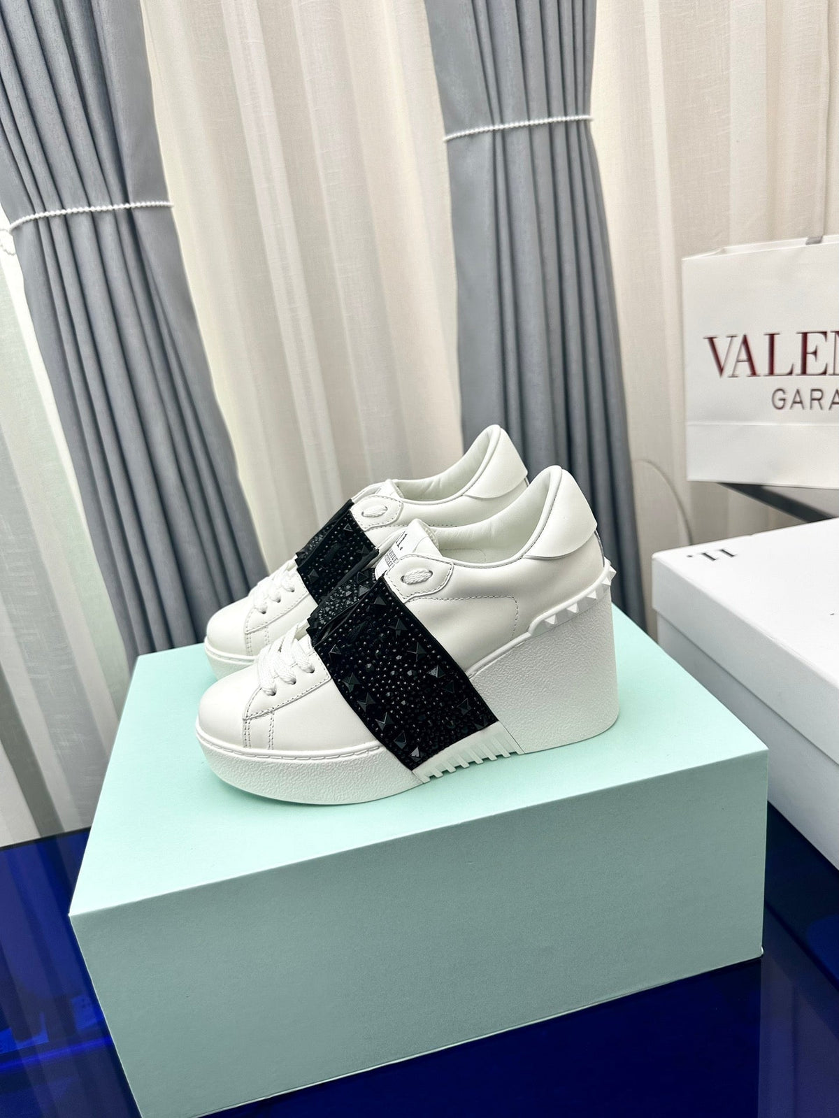 FLATFORM ROCKSTUD UNTITLED SNEAKER IN WHITE MIX BLACK CALFSKIN WITH RHINSTONES