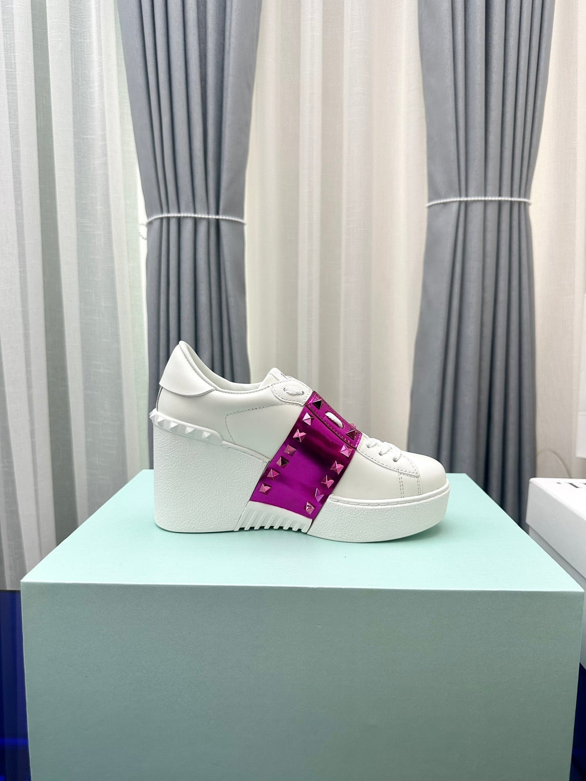 FLATFORM ROCKSTUD UNTITLED SNEAKER IN WHITE MIX MAGENTA PURPLE CALFSKIN