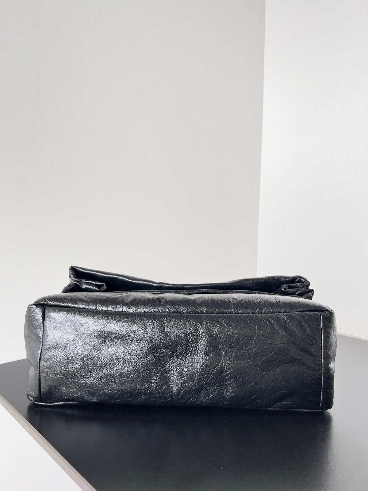MONACO MEDIUM BAG 32 IN BLACK ARENA CALFSKIN GOLD HARDWARE