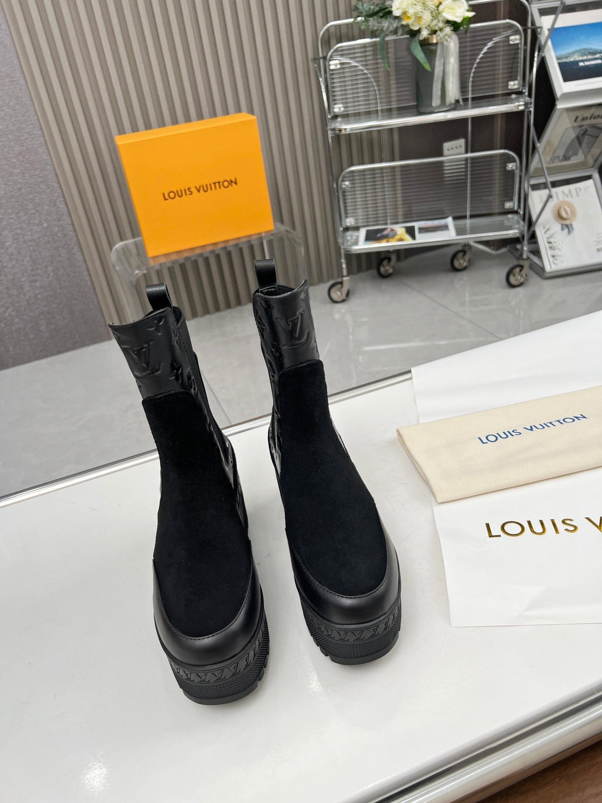 LV WOMEN SHORT BOOT IN BLACK CALFSKIN AND SUEDE