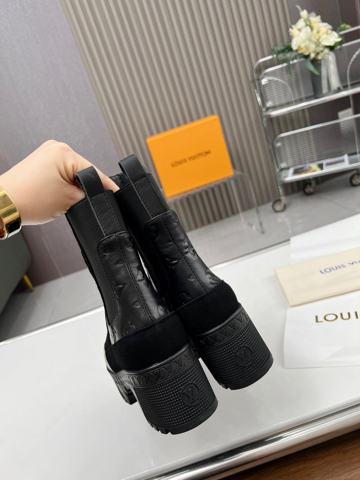 LV WOMEN SHORT BOOT IN BLACK CALFSKIN AND SUEDE