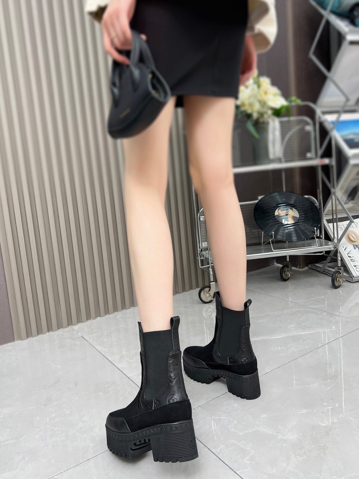 LV WOMEN SHORT BOOT IN BLACK CALFSKIN AND SUEDE