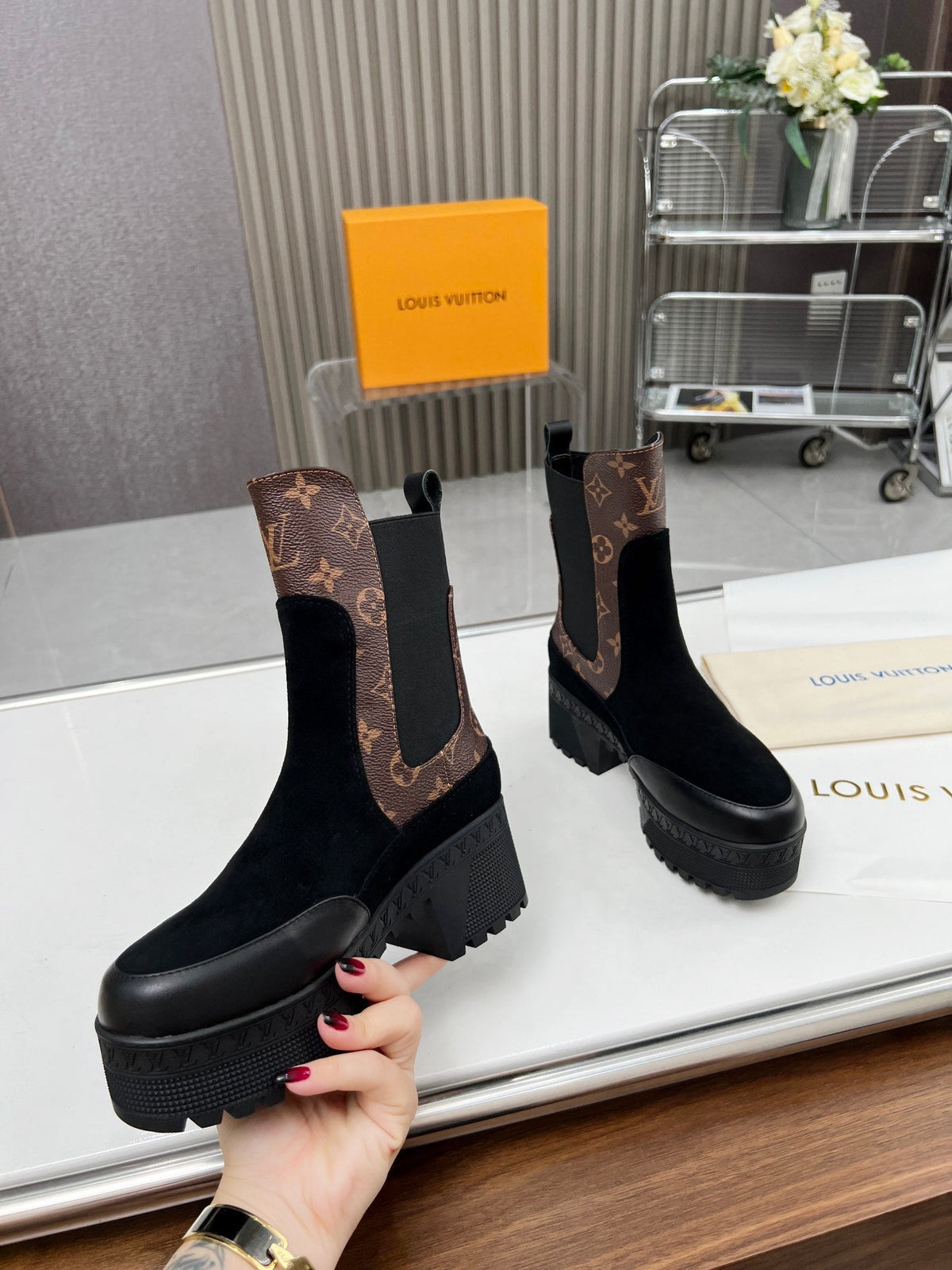 LV WOMEN SHORT BOOT IN BLACK SUEDE AND CHOCOLATE BROWN CALFSKIN
