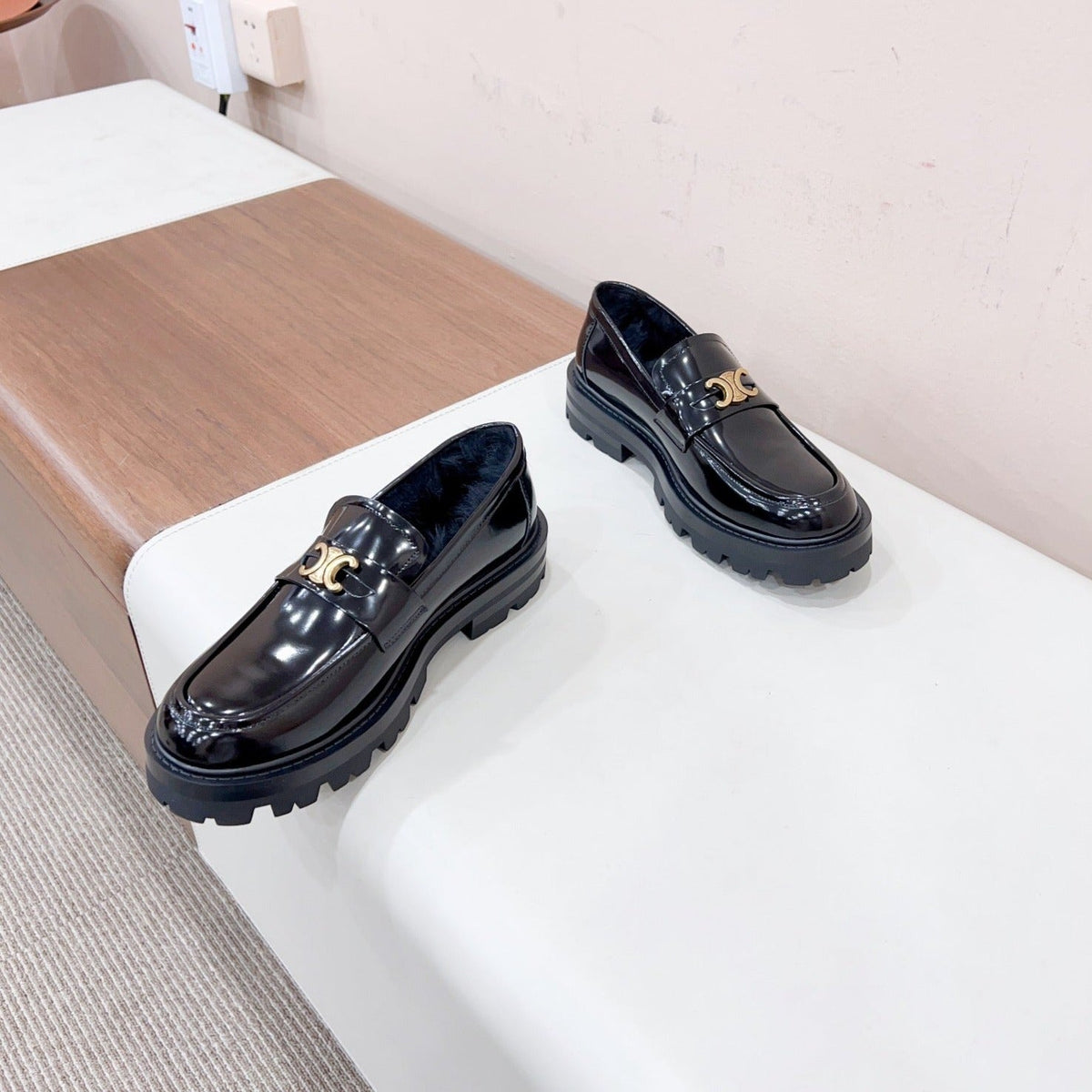 MARGARET LOAFER WITH TRIOMPHE CHAIN IN POLISHED BULL BLACK