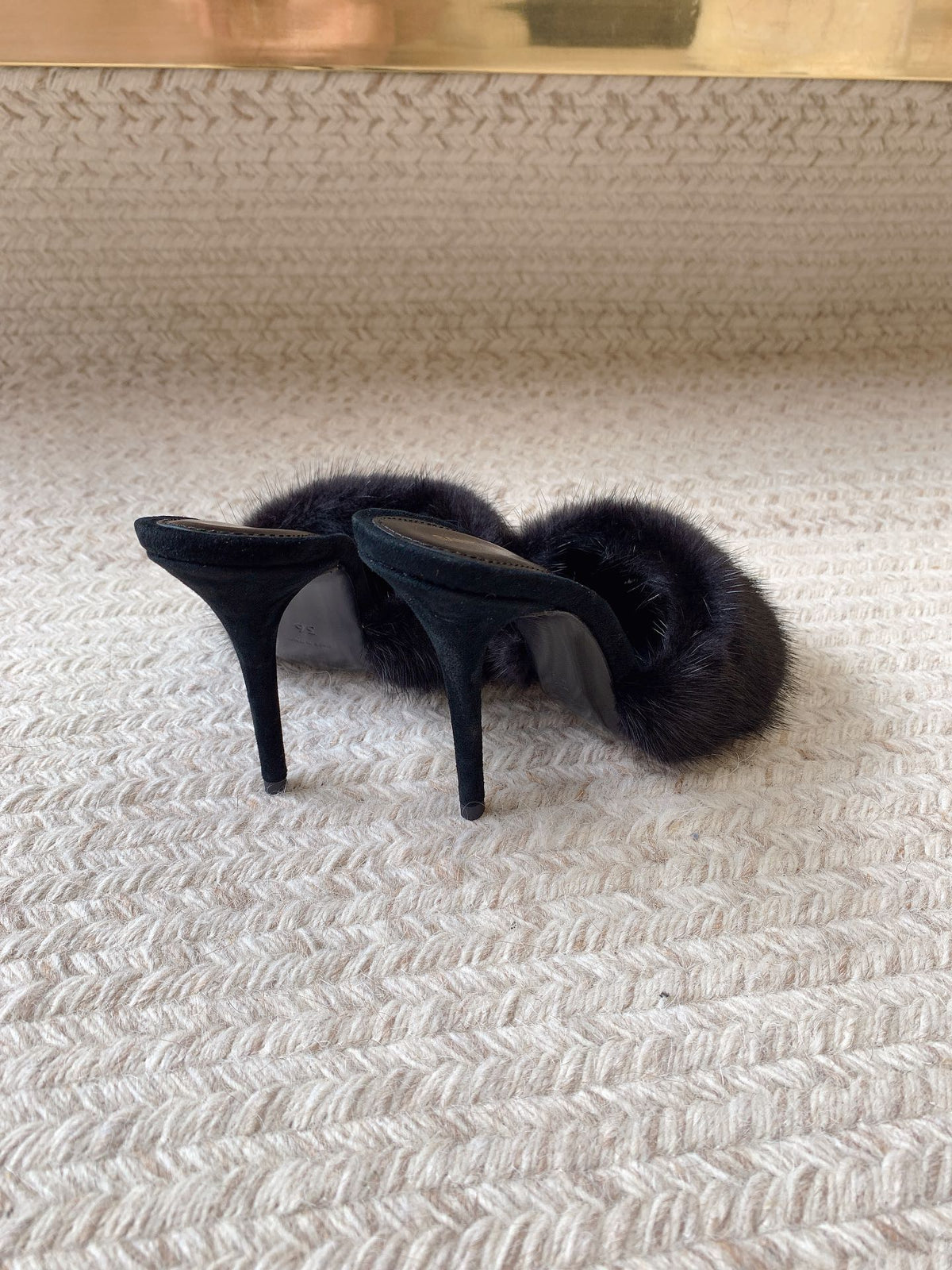 LA 16 HEELED MULES IN BLACK RABBIT FUR AND SMOOTH LAMBSKIN