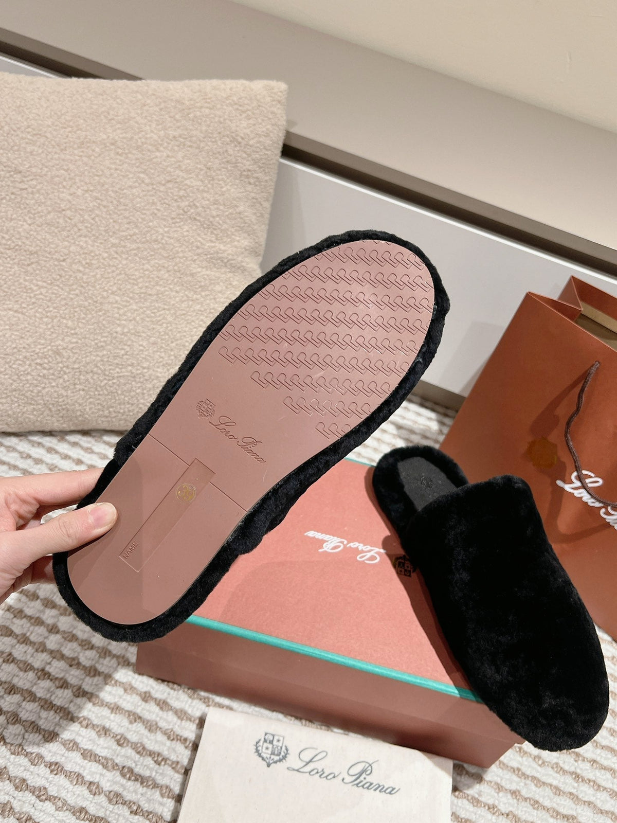 LP NATURAL WINTERCOZY WOOL BLACK SLIPPERS