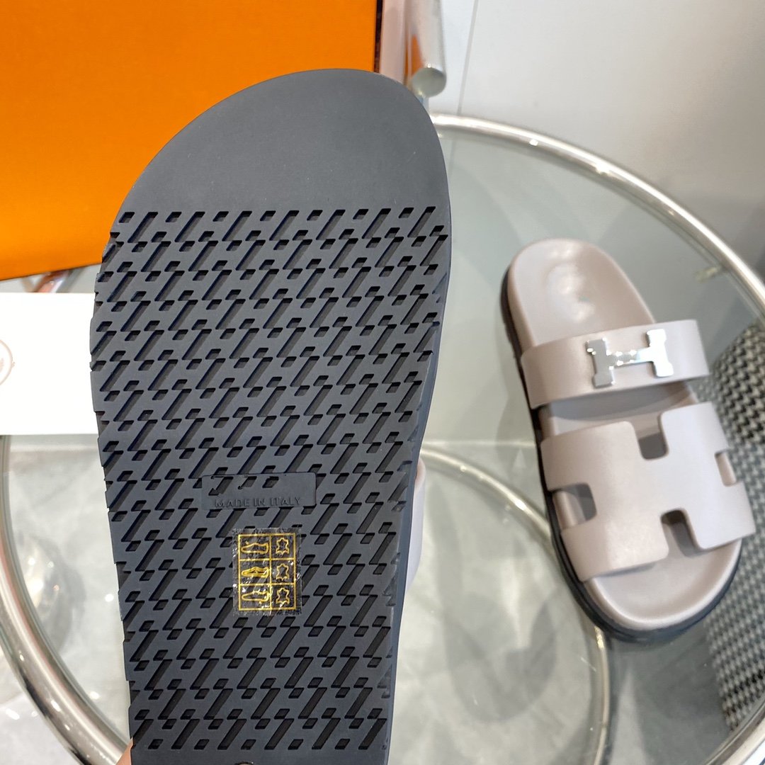 Chypre Sandal Gray Leather