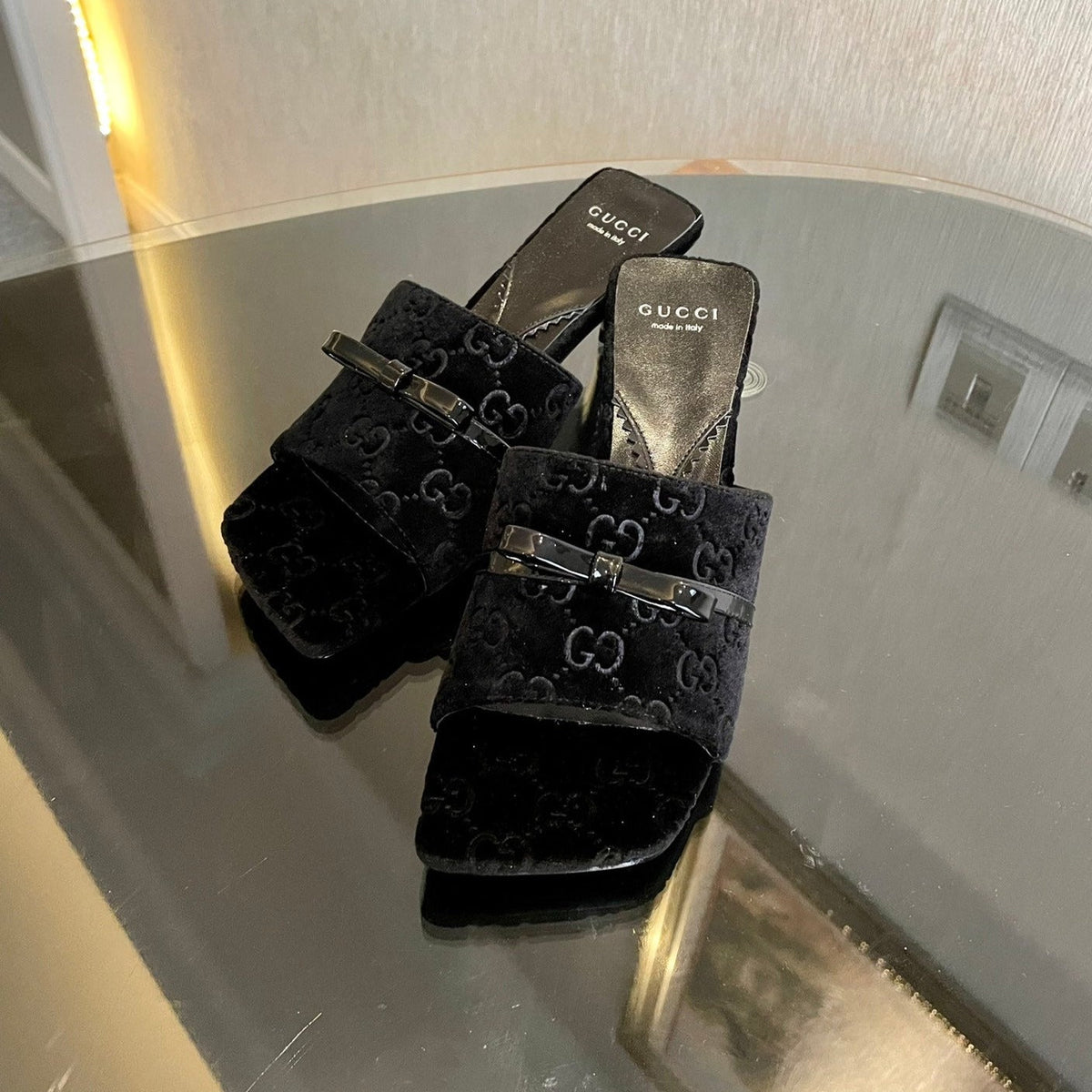 GG VELVET HIGH HEEL SANDALS WITH BEAUTIFUL LOGO DETAILS BLACK