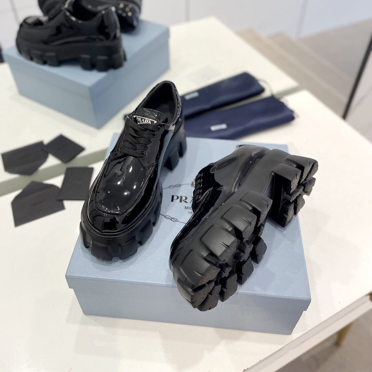 MONOLITH LACE-UP LOAFER IN BLACK GLOSSY CALFSKIN ATTACHED TRIANGLE LOGO