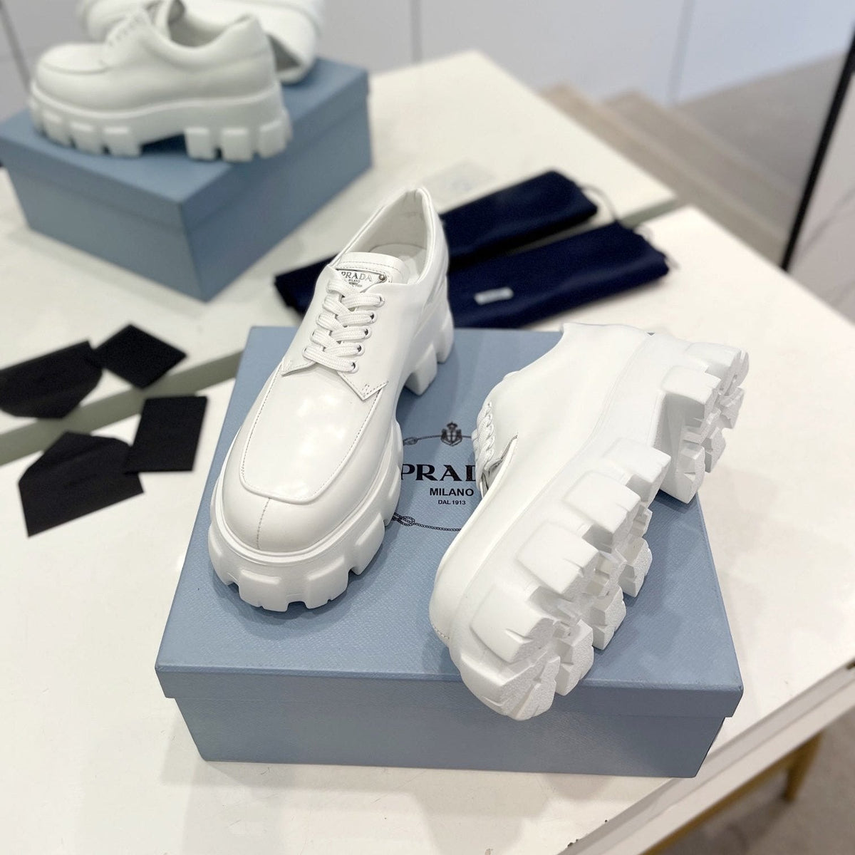 MONOLITH LACE-UP LOAFER IN WHITE CALFSKIN ATTACHED TRIANGLE LOGO