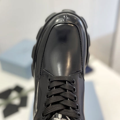 MONOLITH LACE-UP LOAFER IN BLACK CALFSKIN ATTACHED TRIANGLE LOGO
