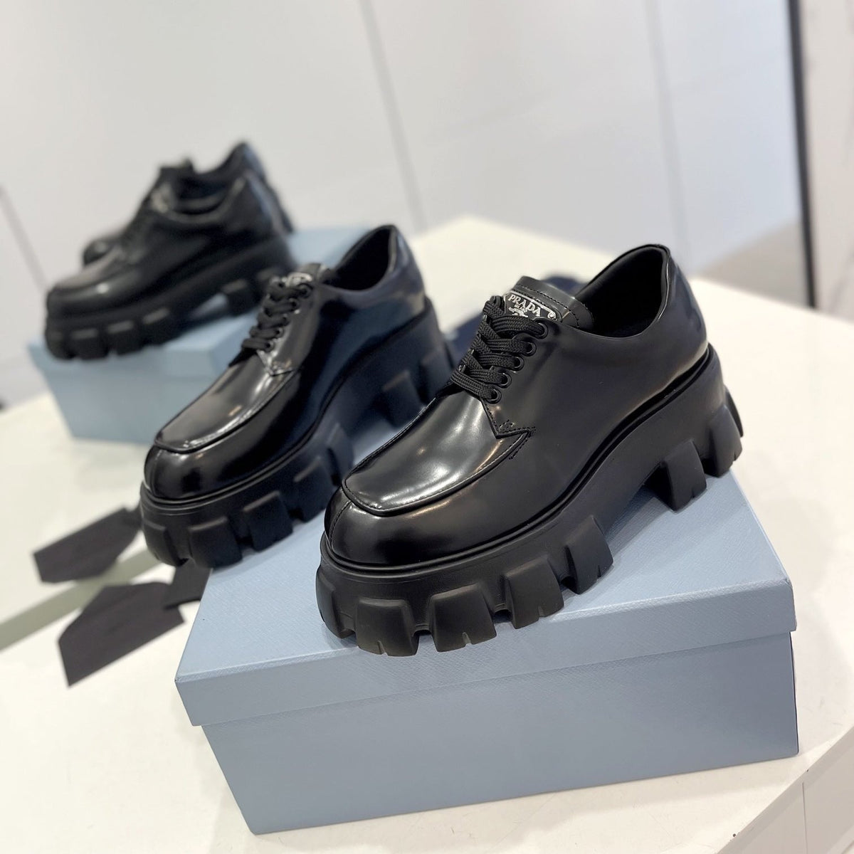 MONOLITH LACE-UP LOAFER IN BLACK CALFSKIN ATTACHED TRIANGLE LOGO