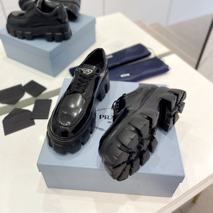 MONOLITH LACE-UP LOAFER IN BLACK CALFSKIN ATTACHED TRIANGLE LOGO