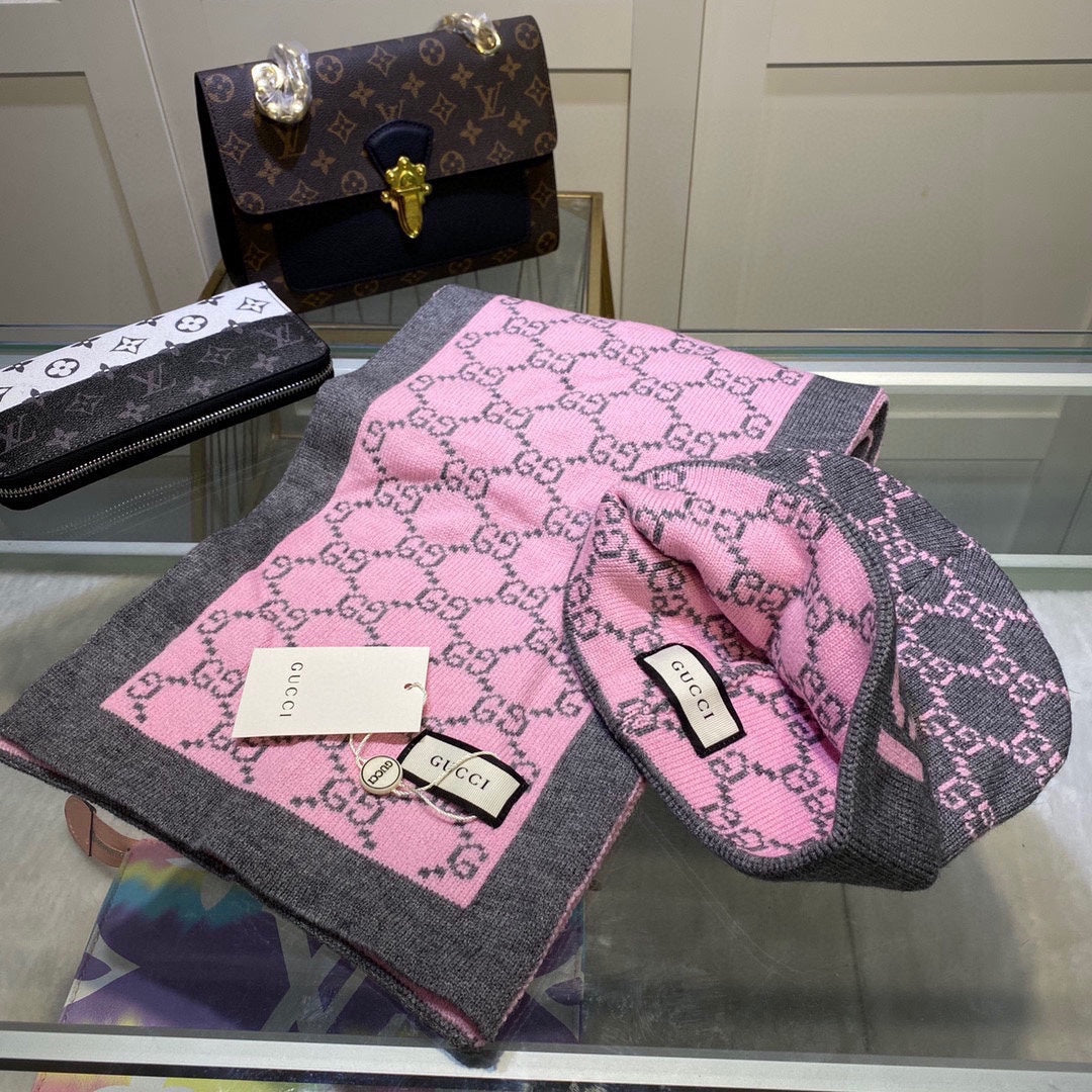 SET CLASSIC SCARF AND HAT IN BABY PINK MONOGRAM CASHMERE 200522