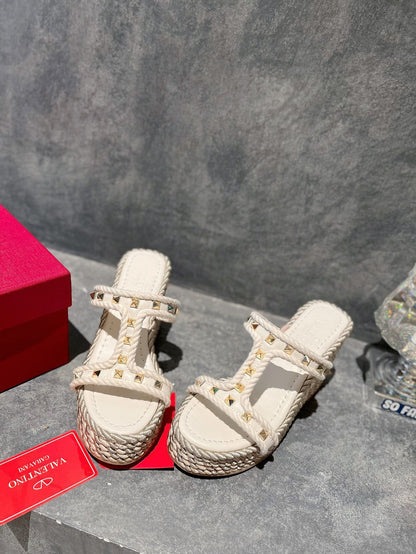 ROCKSTUD LAMINATED NAPPA WEDGE SANDAL 100 MM WHITE
