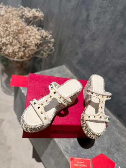 ROCKSTUD LAMINATED NAPPA WEDGE SANDAL 100 MM WHITE