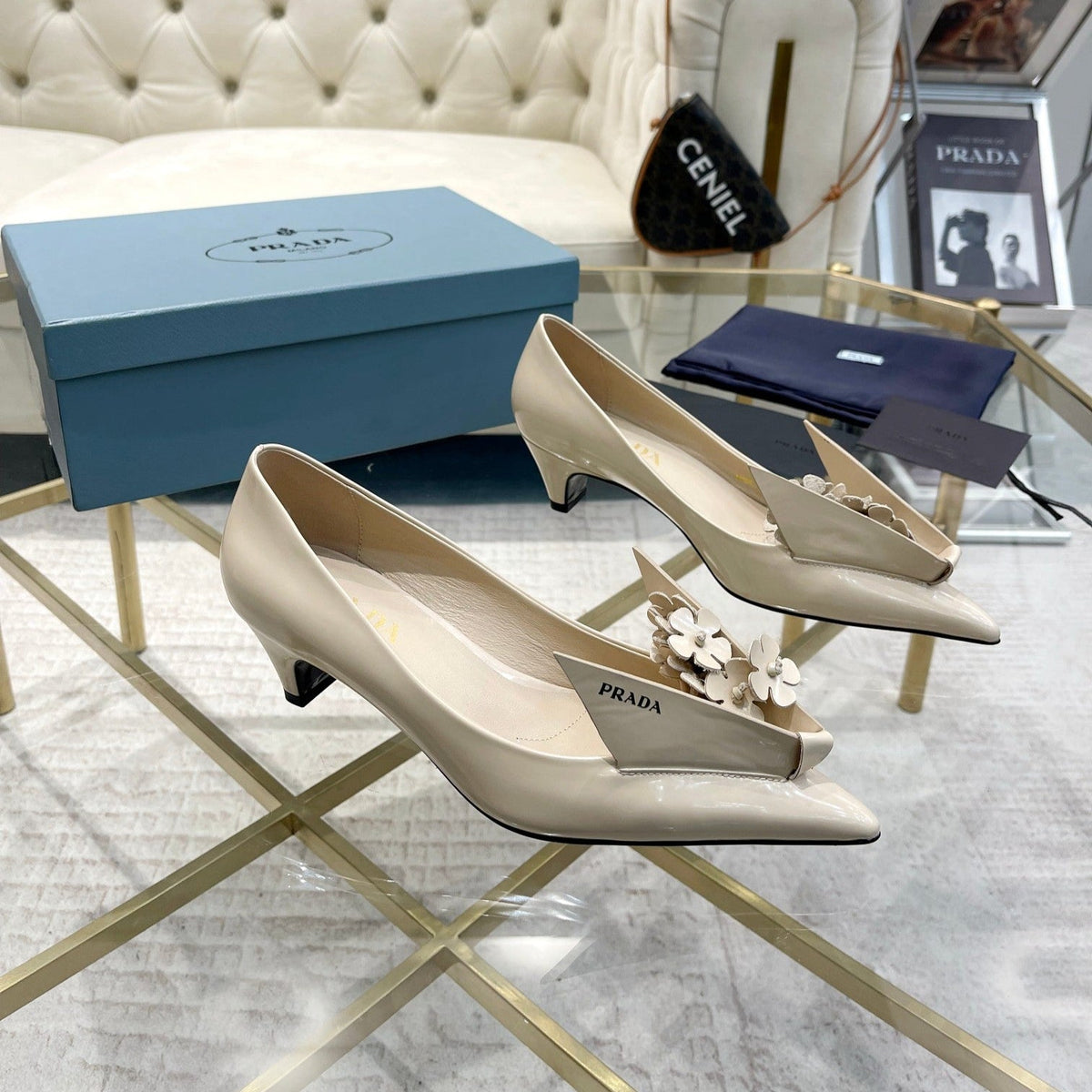 MEDIUM HEEL PUMPS IN BEIGE PATENT CALFSKIN ATTACHED CREATIVE FLOWERS