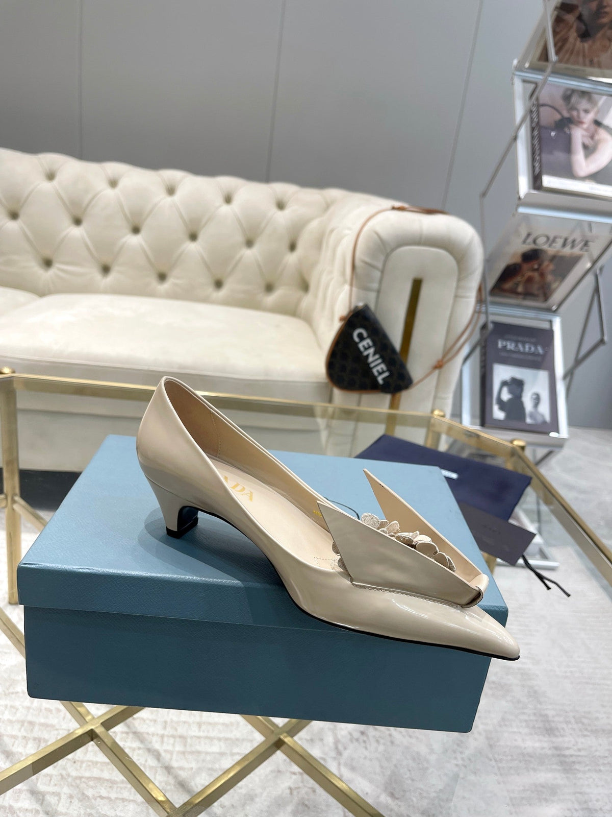 MEDIUM HEEL PUMPS IN BEIGE PATENT CALFSKIN ATTACHED CREATIVE FLOWERS