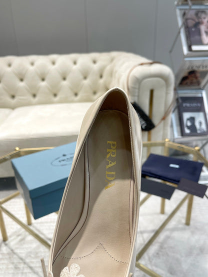 MEDIUM HEEL PUMPS IN BEIGE PATENT CALFSKIN ATTACHED CREATIVE FLOWERS